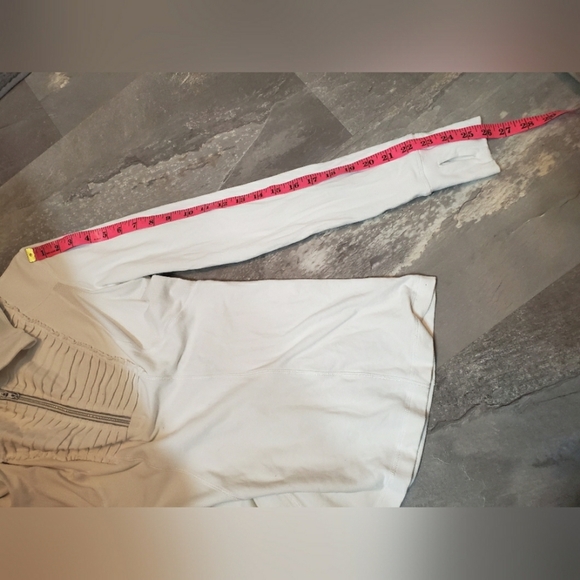 Lululemon Run: Your Heart Out Pullover. Thumbholes. White. Size 10. - Picture 13 of 13